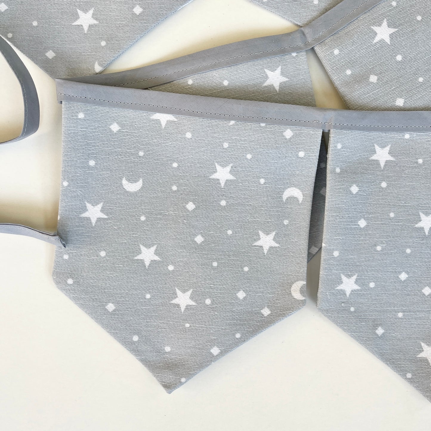 Banderín decorativo gris estrellitas y lunas