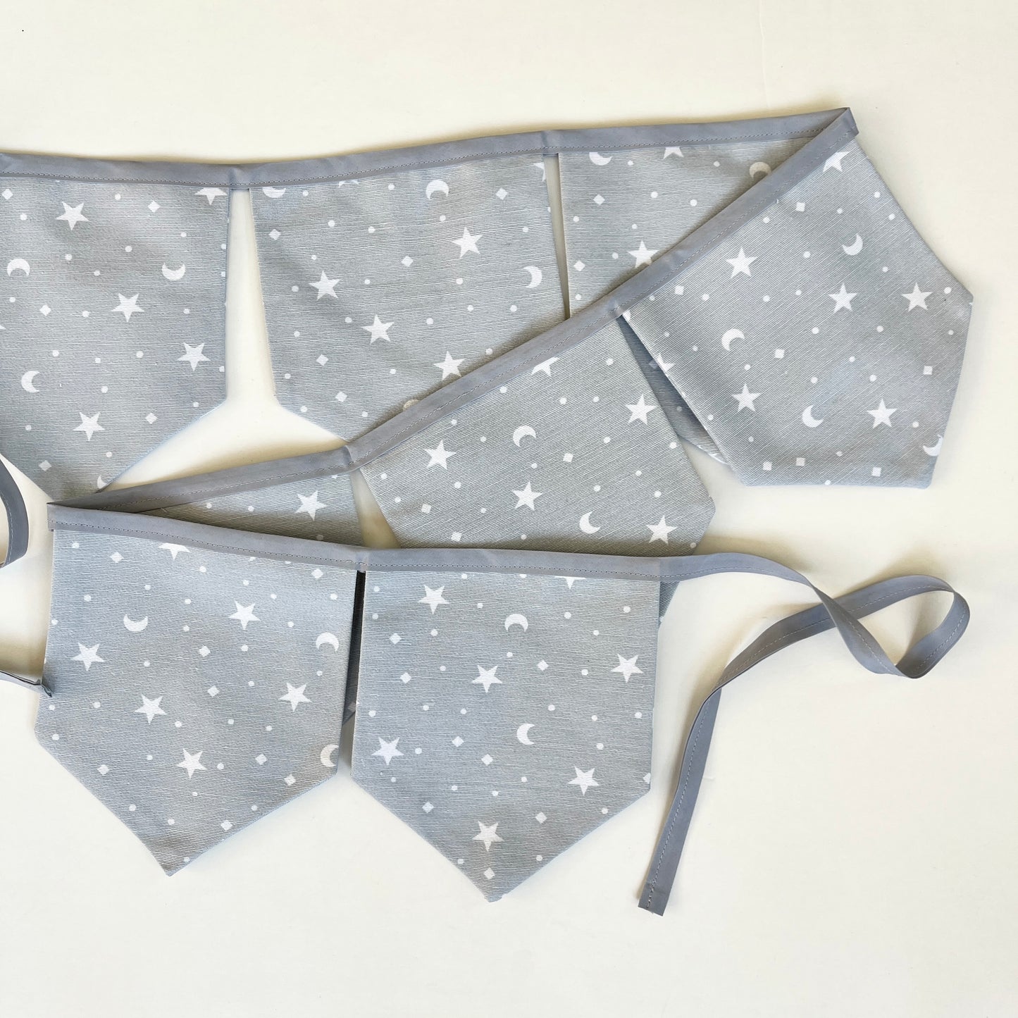 Banderín decorativo gris estrellitas y lunas