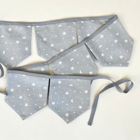 Banderín decorativo gris estrellitas y lunas