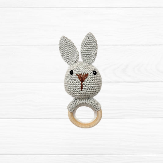 Sonajero amigurumi conejo gris