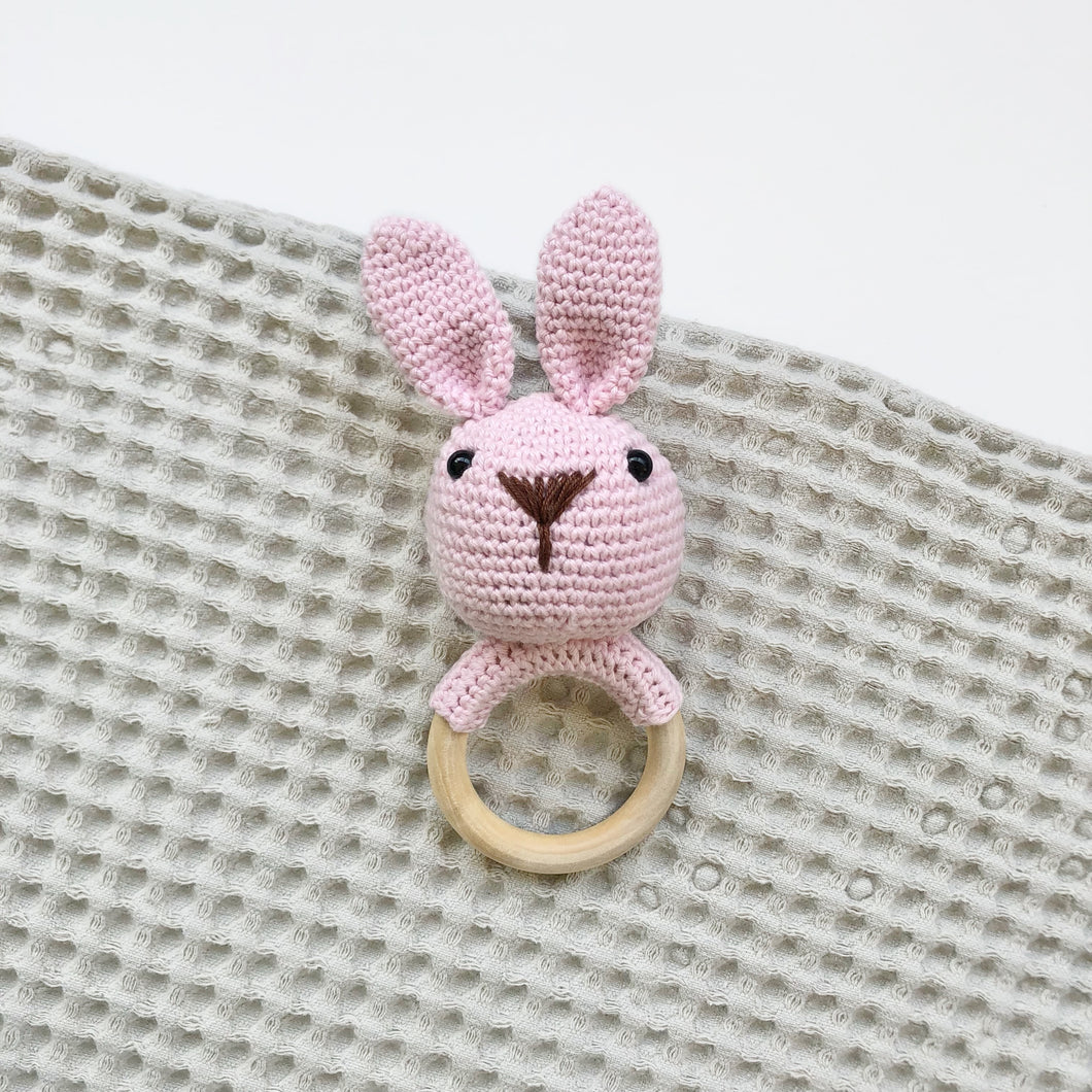 Sonajero amigurumi conejo rosado