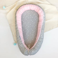 Cargar imagen en el visor de la galería, Nido colecho estrellitas/ lunas gris interior rosado
