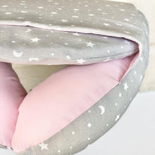 Cargar imagen en el visor de la galería, Nido colecho estrellitas/ lunas gris interior rosado
