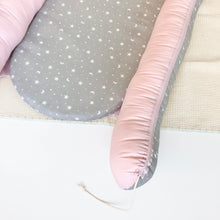 Cargar imagen en el visor de la galería, Nido colecho estrellitas/ lunas gris interior rosado
