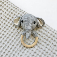 Cargar imagen en el visor de la galería, Sonajero amigurumi elefante
