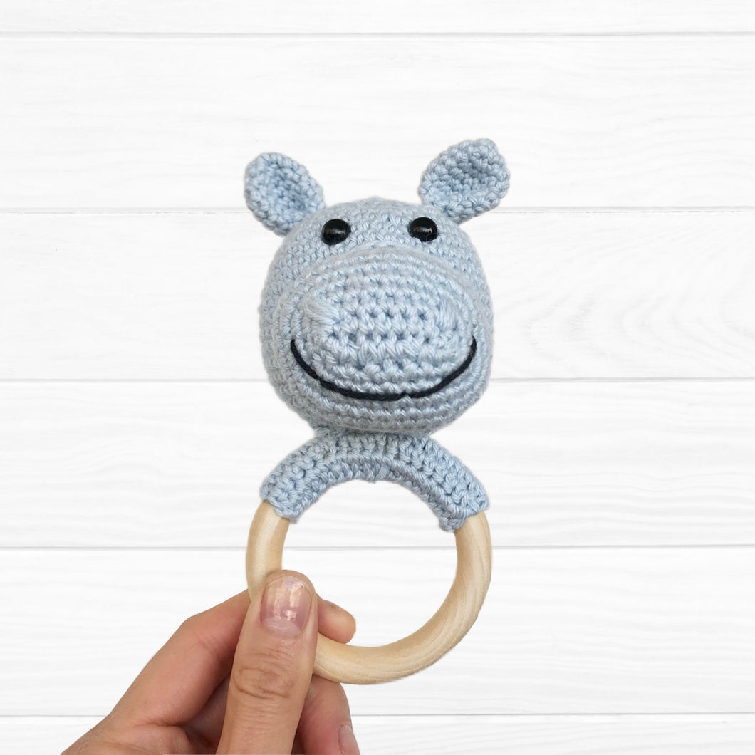 Sonajero amigurumi hipopótamo celeste